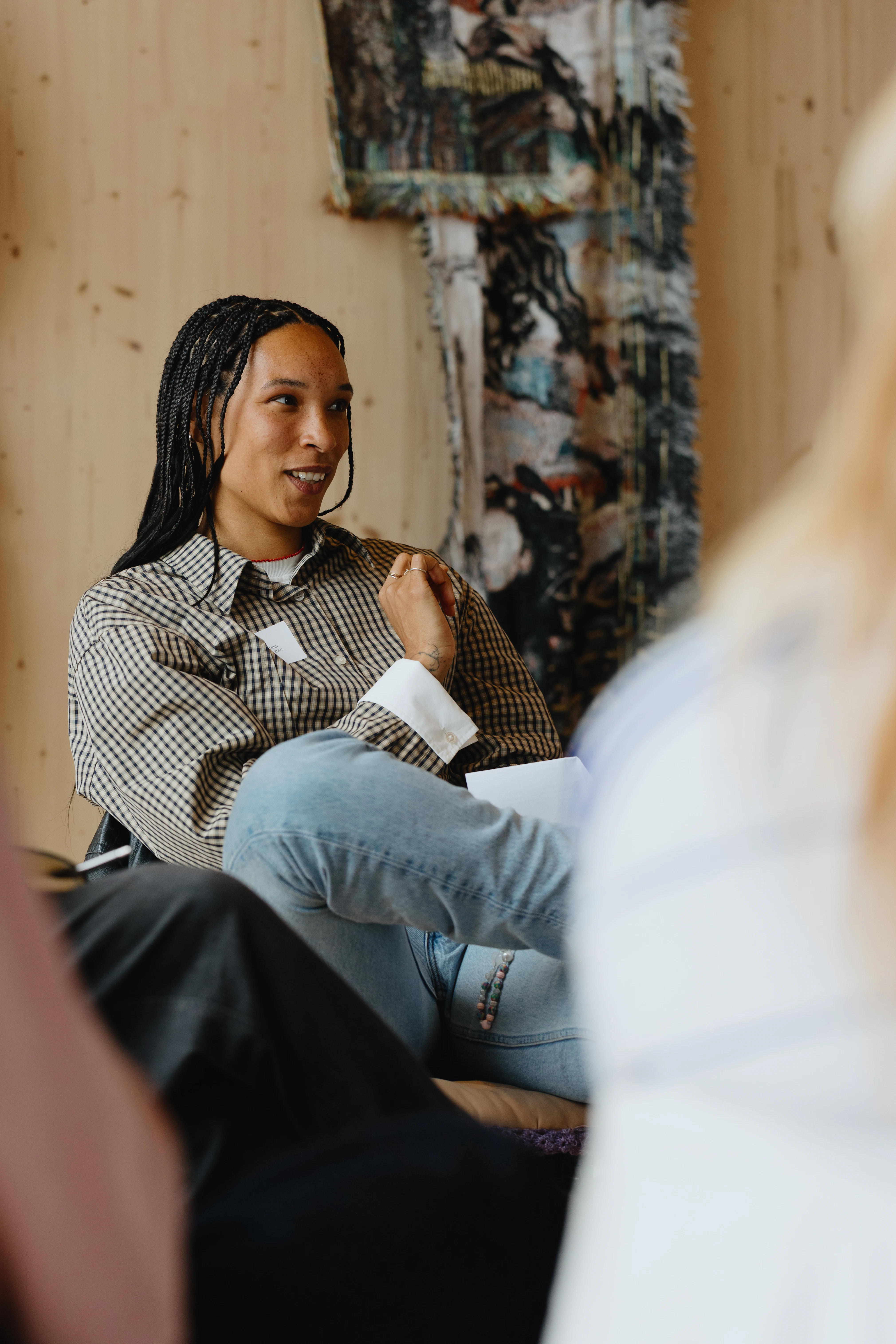 Kleinschalige groepsbijeenkomst in een warme, creatieve omgeving. De focus is gelegd op de spreekster Natalie Helsen.