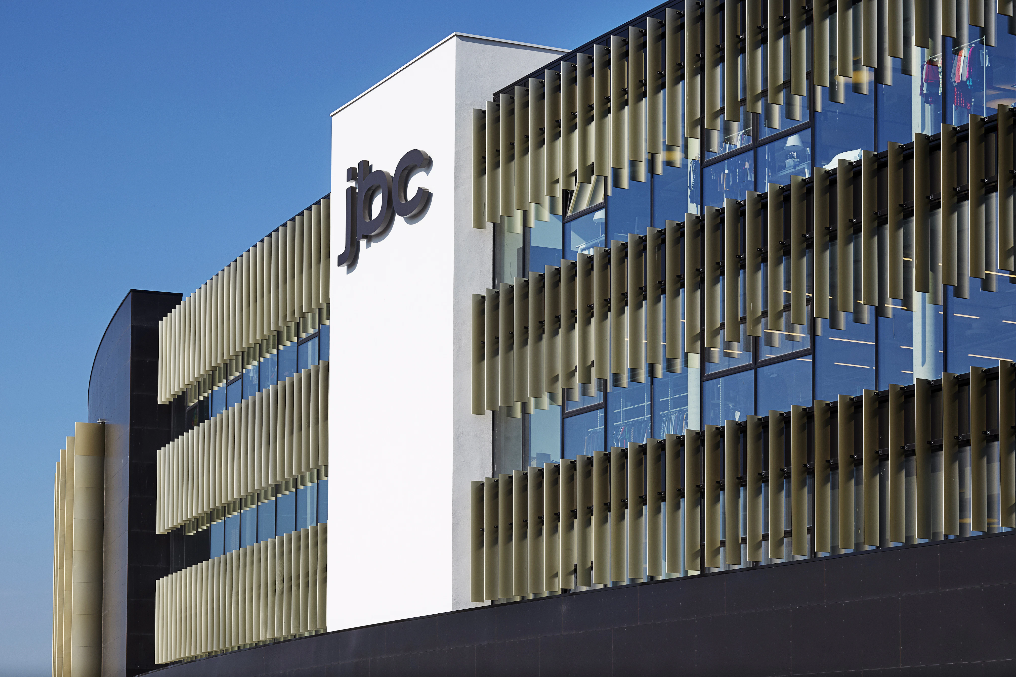 JBC HQ langs de buitenkant