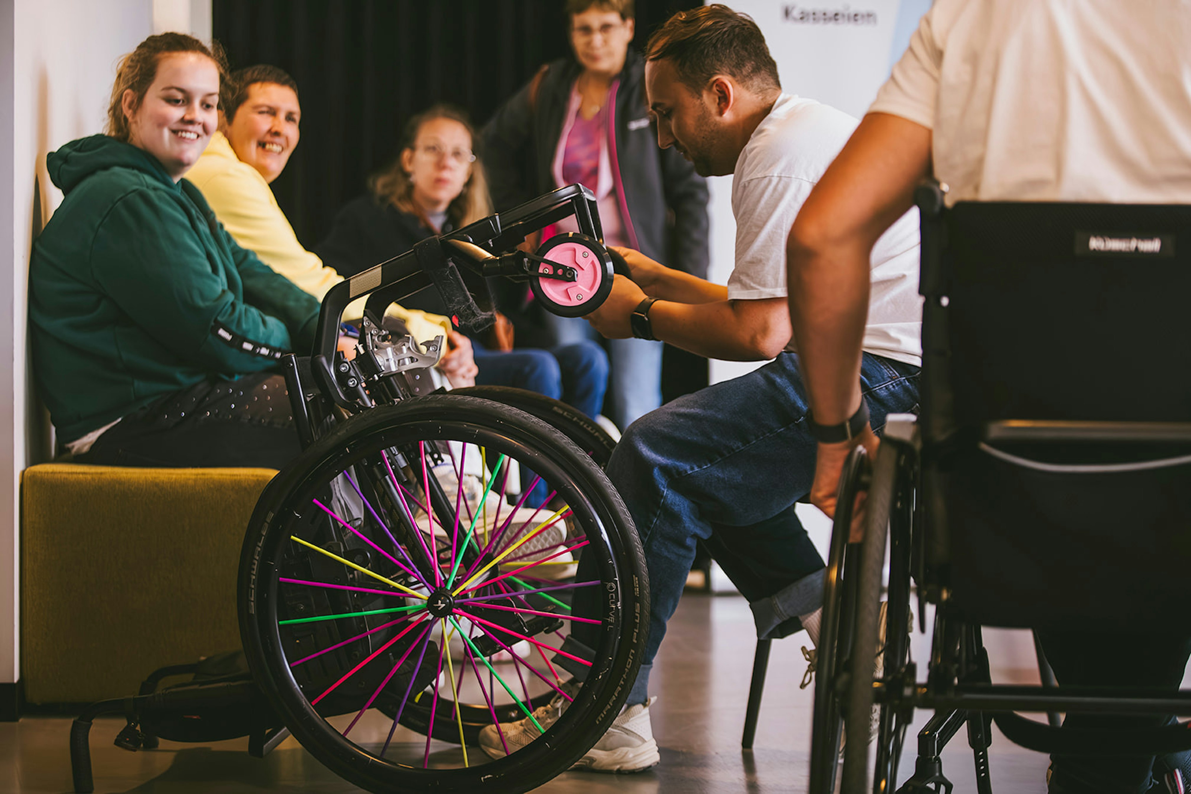 Monteren Smoelentrekker foto van monteren wiel op rolstoel