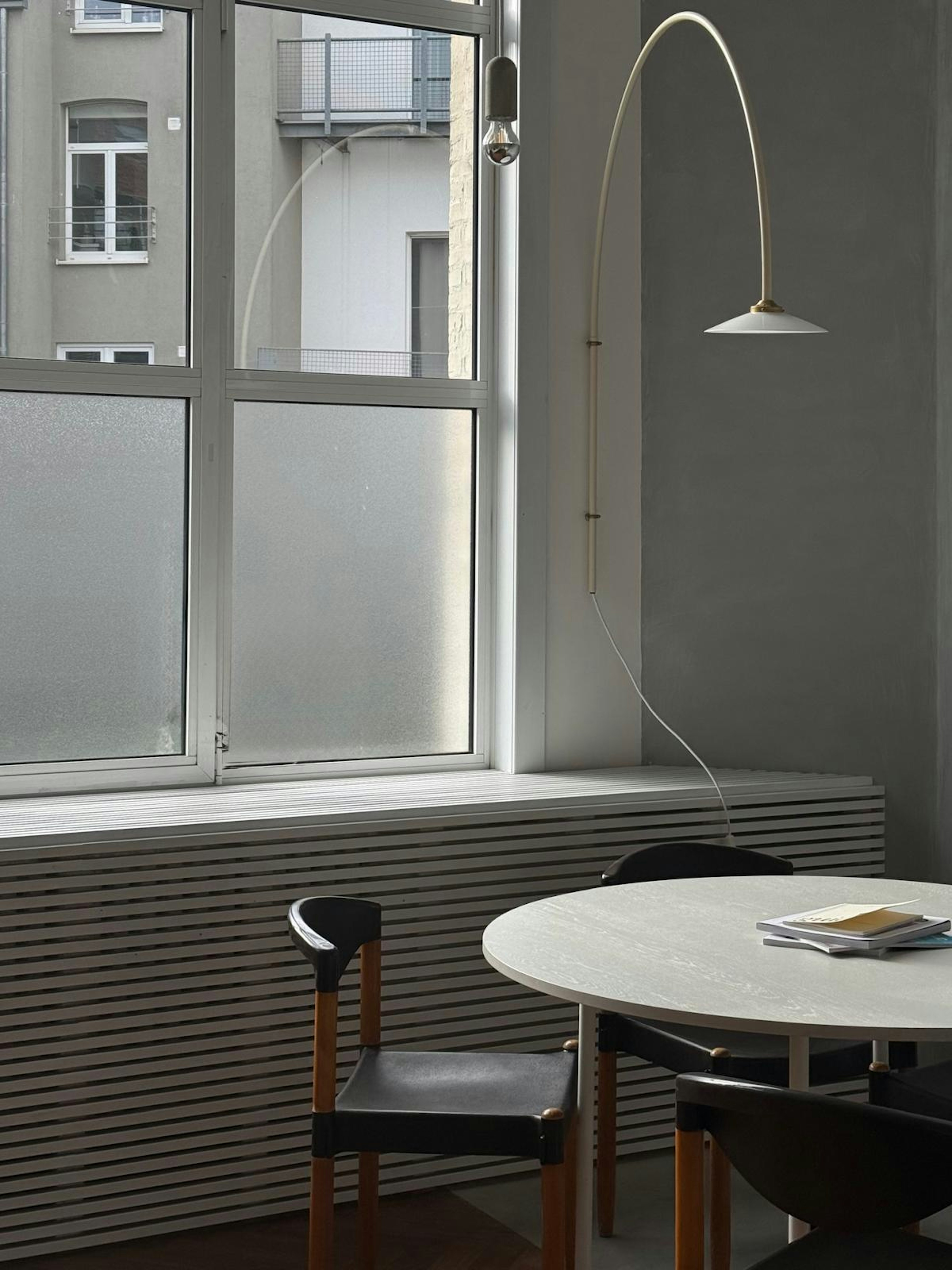 PHOTO 2026 02 12 10 13 10 Foto van tafel en Muller Van Severen lamp