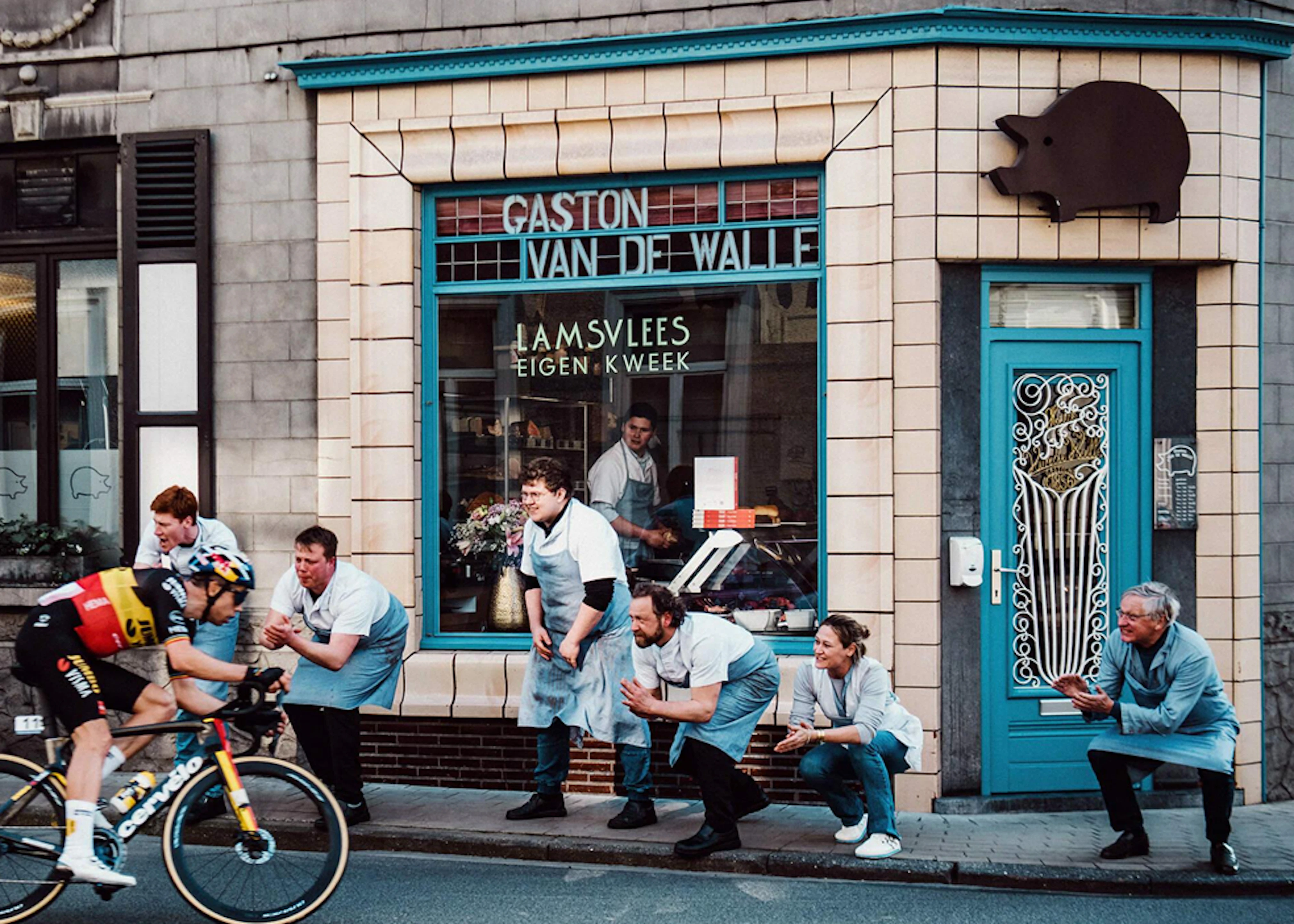 Gaston Van De Walle beenhouderij, het personeel staan voor hun vitrine de koersers aan te moedigen.