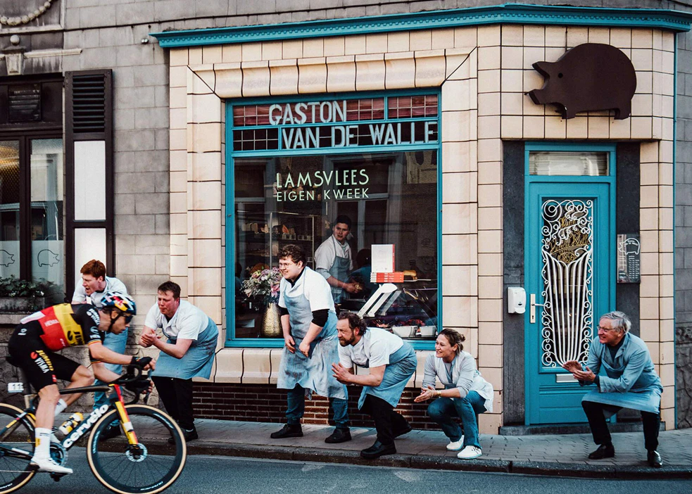 Gaston Van De Walle Gaston Van De Walle beenhouderij, het personeel staan voor hun vitrine de koersers aan te moedigen.