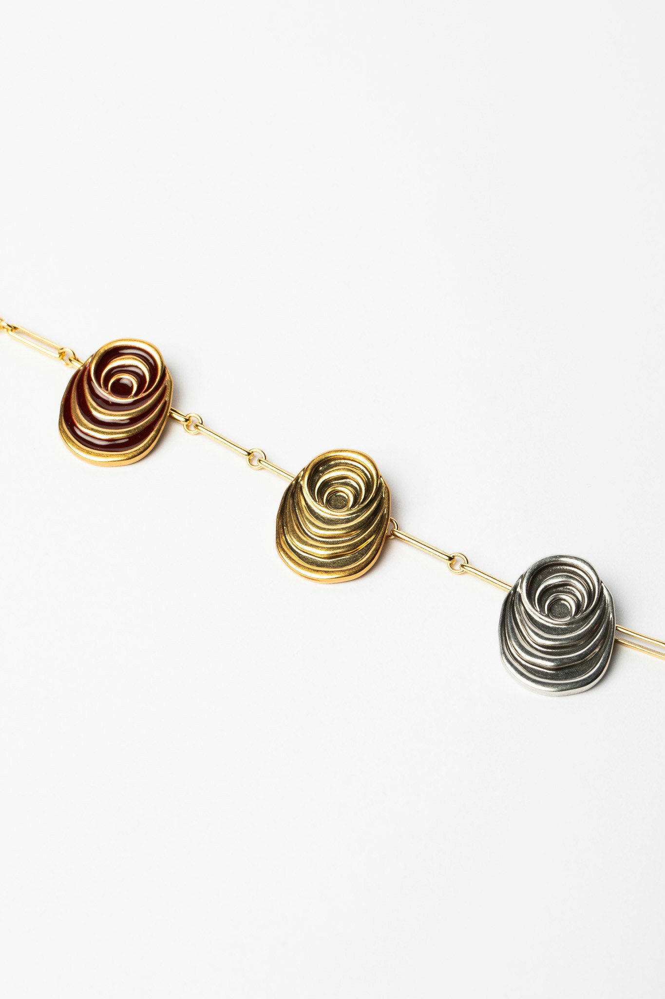 Credit VIDEOFY Eigen creaties 246 met Circle Pendants aan Long Chain C37 DB0 DE BA06 4 AEA 9 AC6 82 FB4 FD7 BB93 20 to watch : The Twentyfour Six