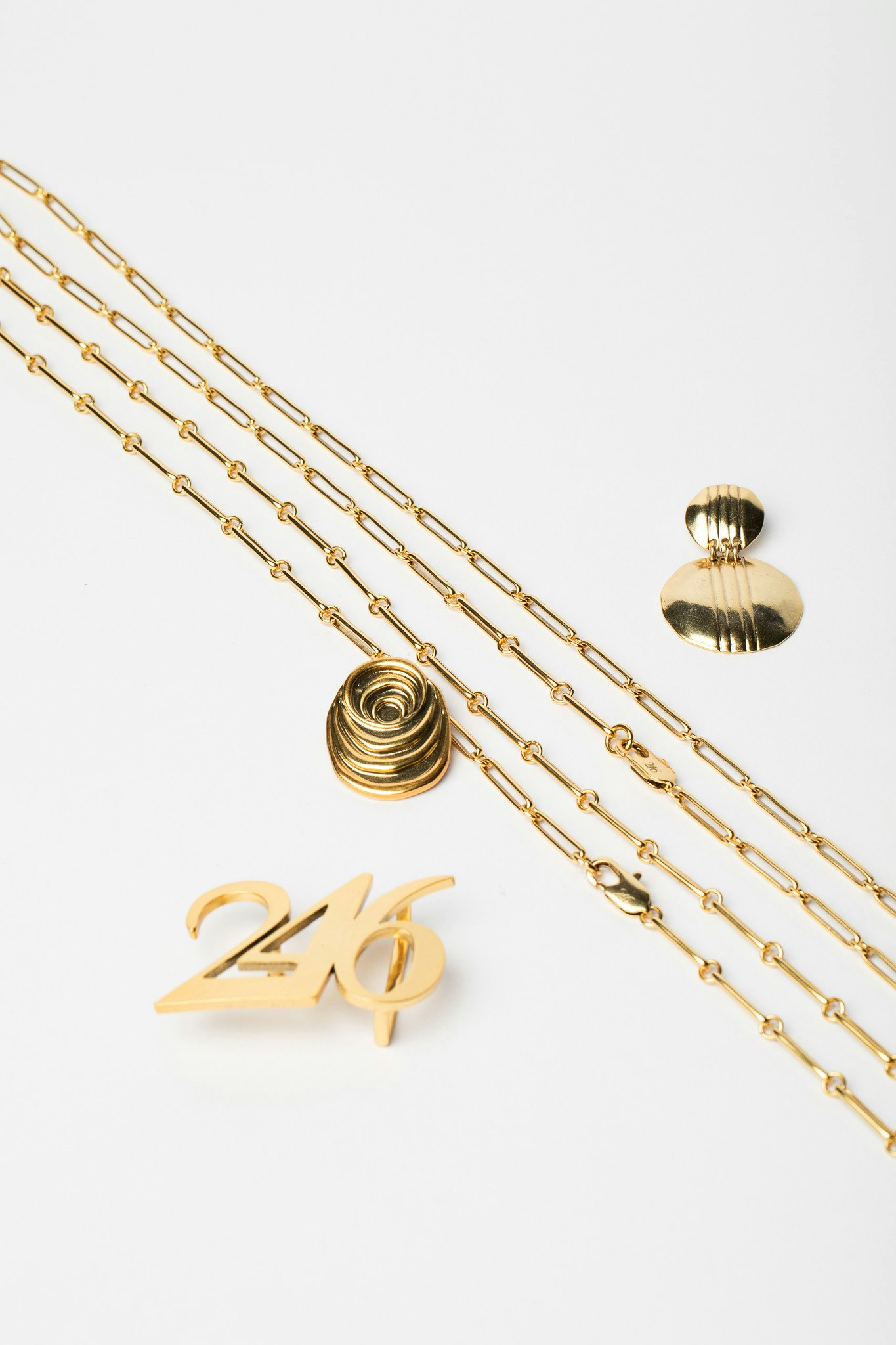 Credit VIDEOFY eigen creaties the 246 met double coin pendant en circles pendant aan long chain 8341 ACFC 7 A22 4 E66 8808 57 A5 C2 EA928 E Credit VIDEOFY eigen creaties the 246 met double coin pendant en circles pendant aan long chain 8341 ACFC 7 A22 4 E66 8808 57 A5 C2 EA928 E