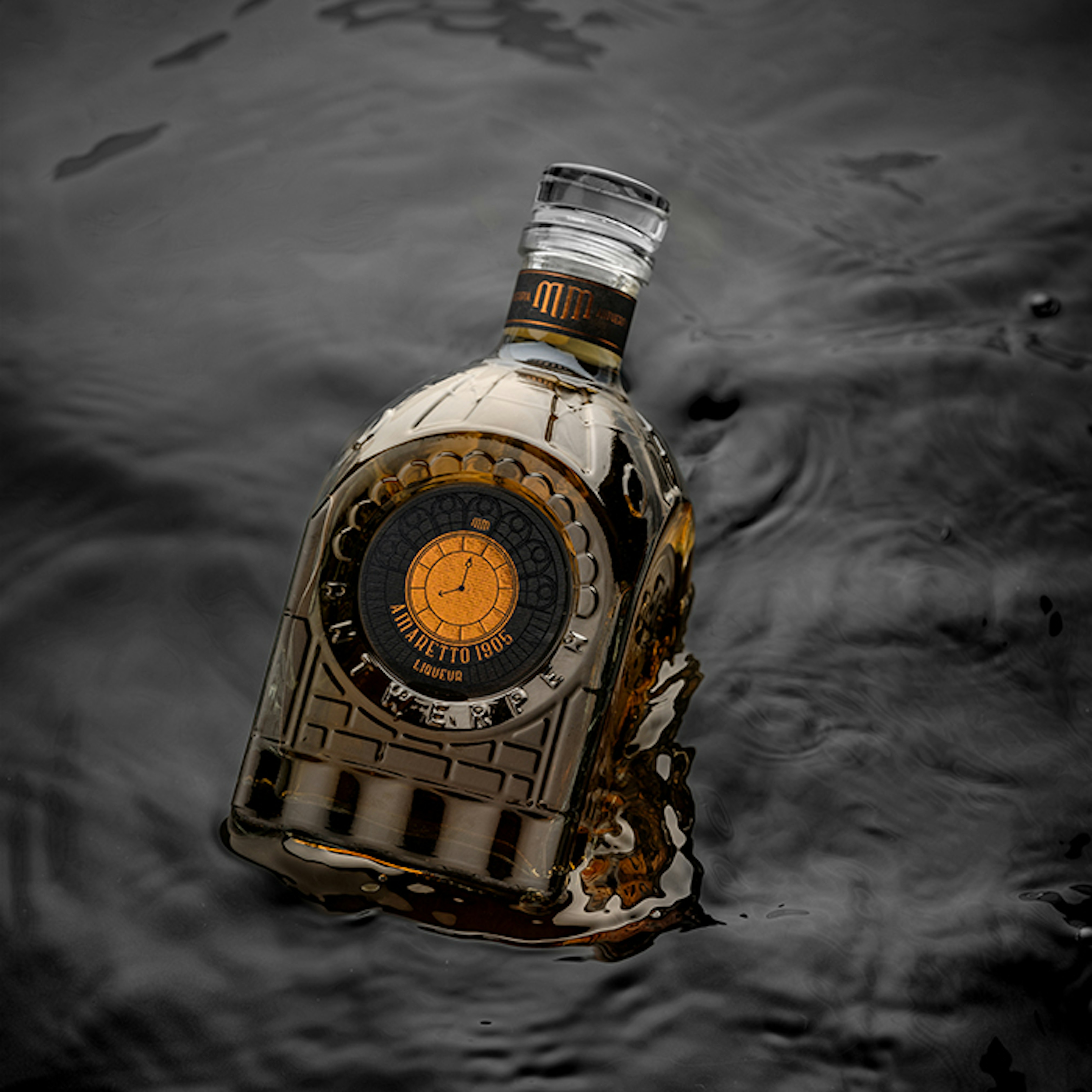 Equals three product en merkontwikkeling voor mm antverpia Fles, Equals Three voor MM Antverpia