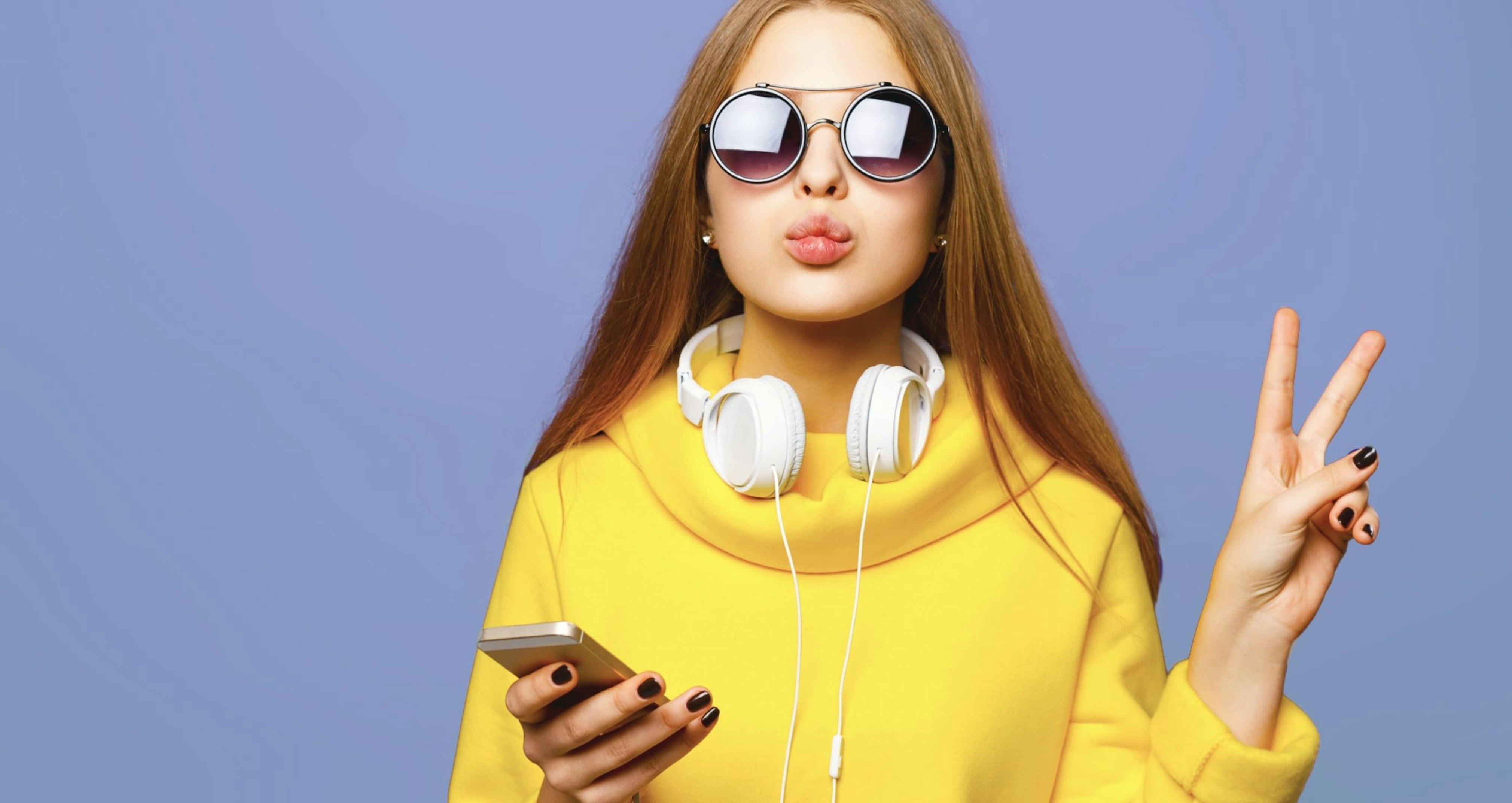 Hero home HNST, LolaLiza en JBC over YouTube, WhatsApp en TikTok