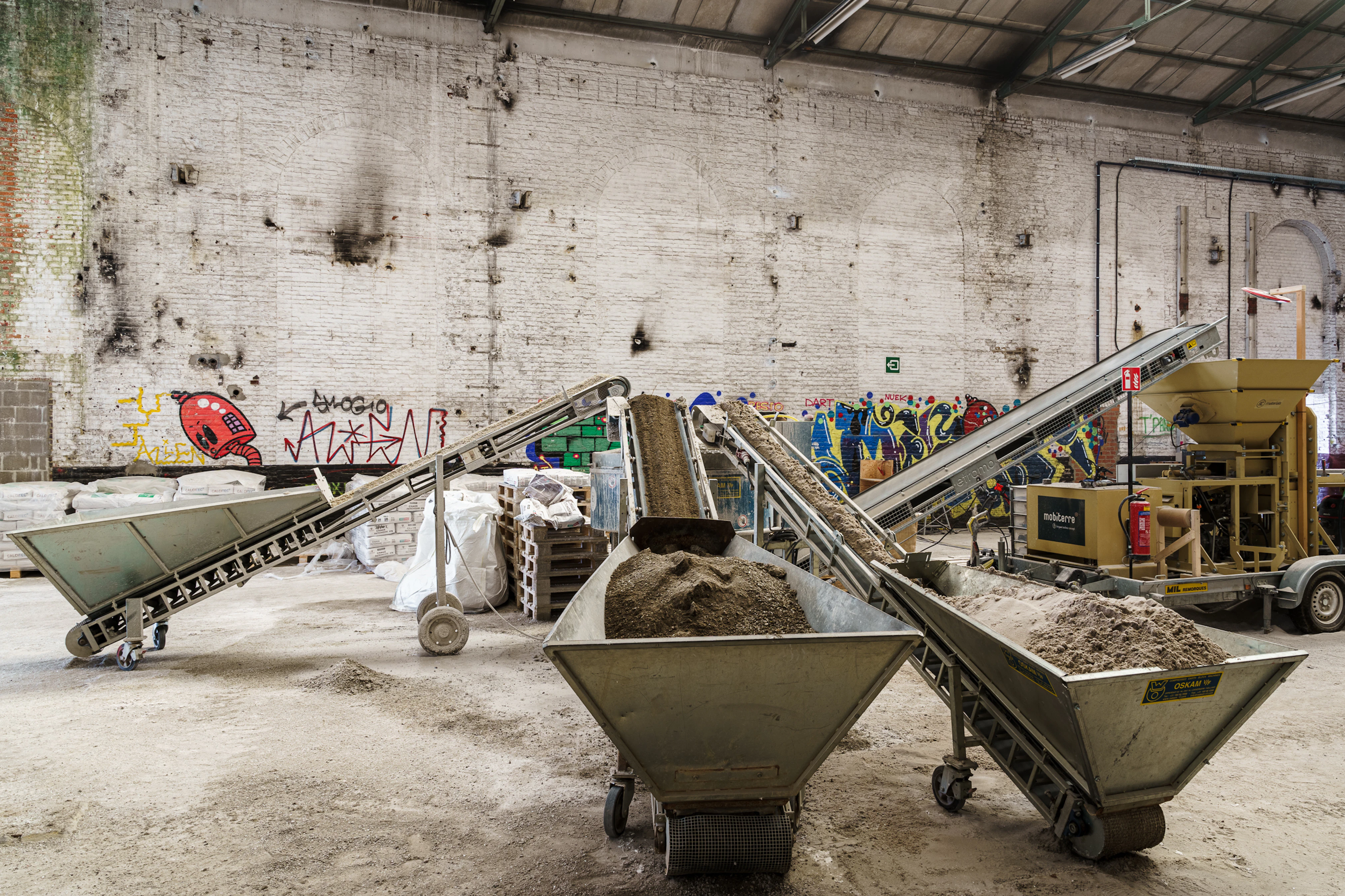 Hvdv25 gent waste brick for ding 2 basismaterialen naar mixer