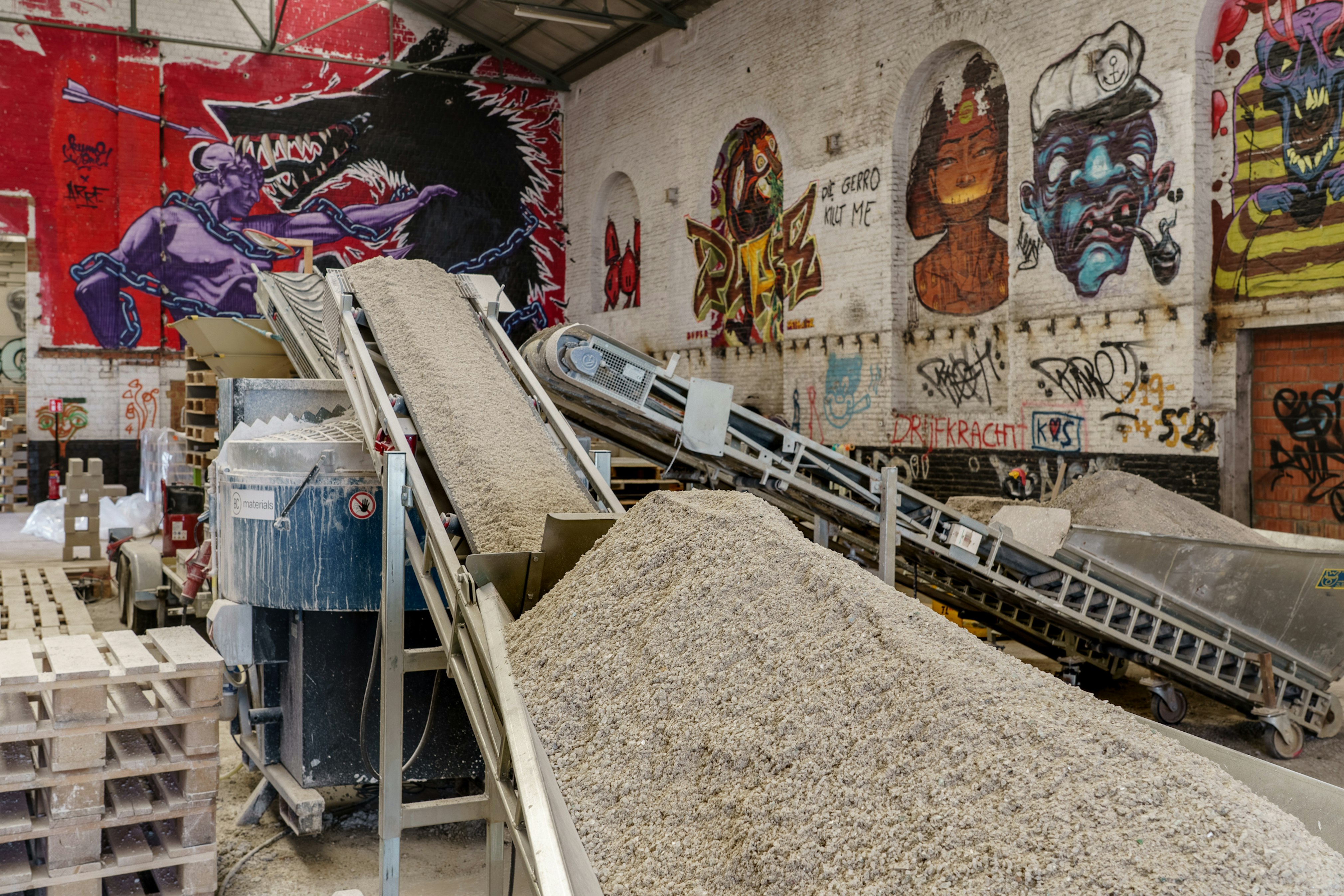 Productie steen materiaal naar mixer c design museum gent Gent Waste Brick for DING