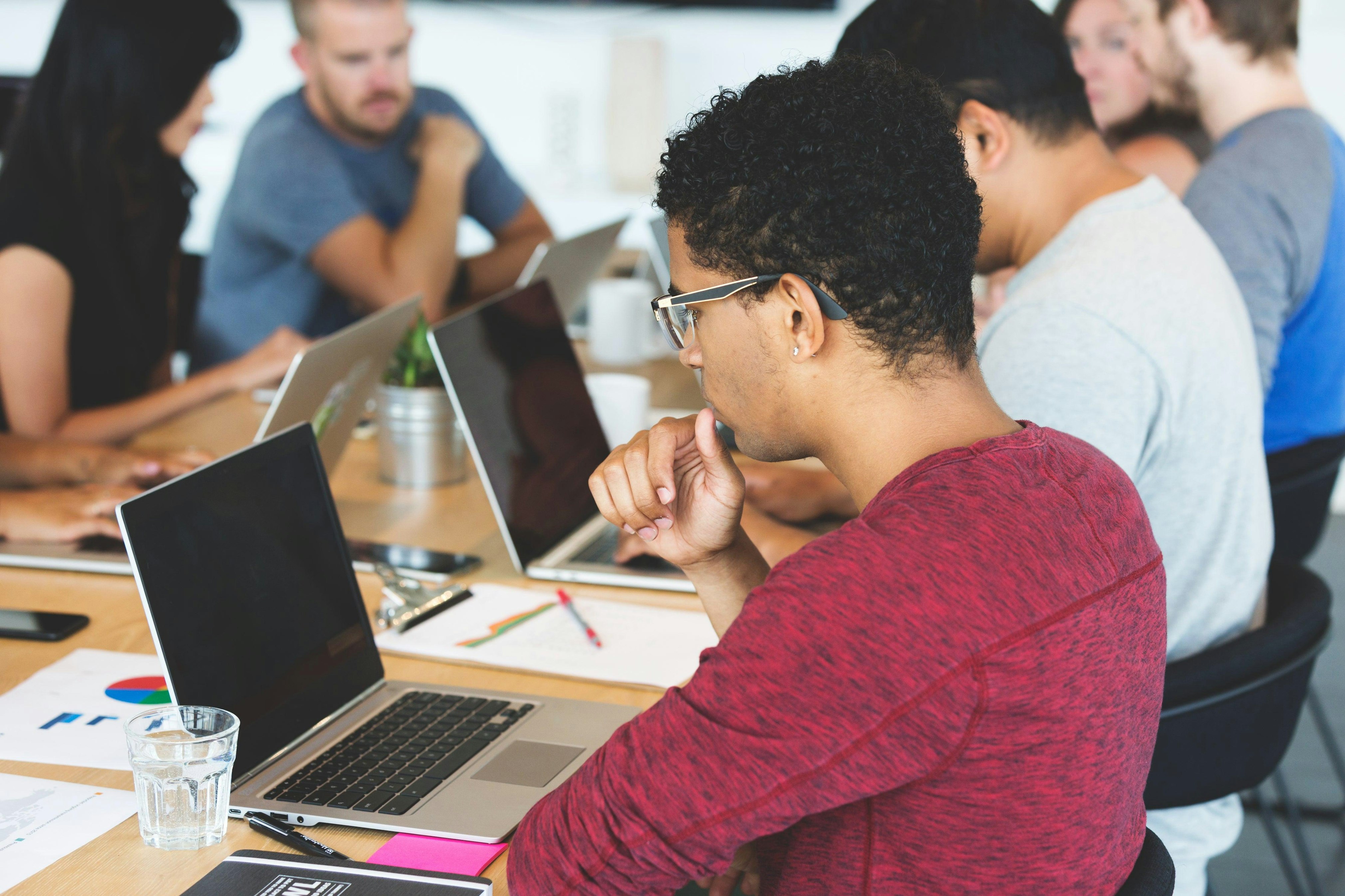 Team working together with laptops Je eerste werknemer: Hadewych Becuwe (Zwerm) en Pierre De Valck